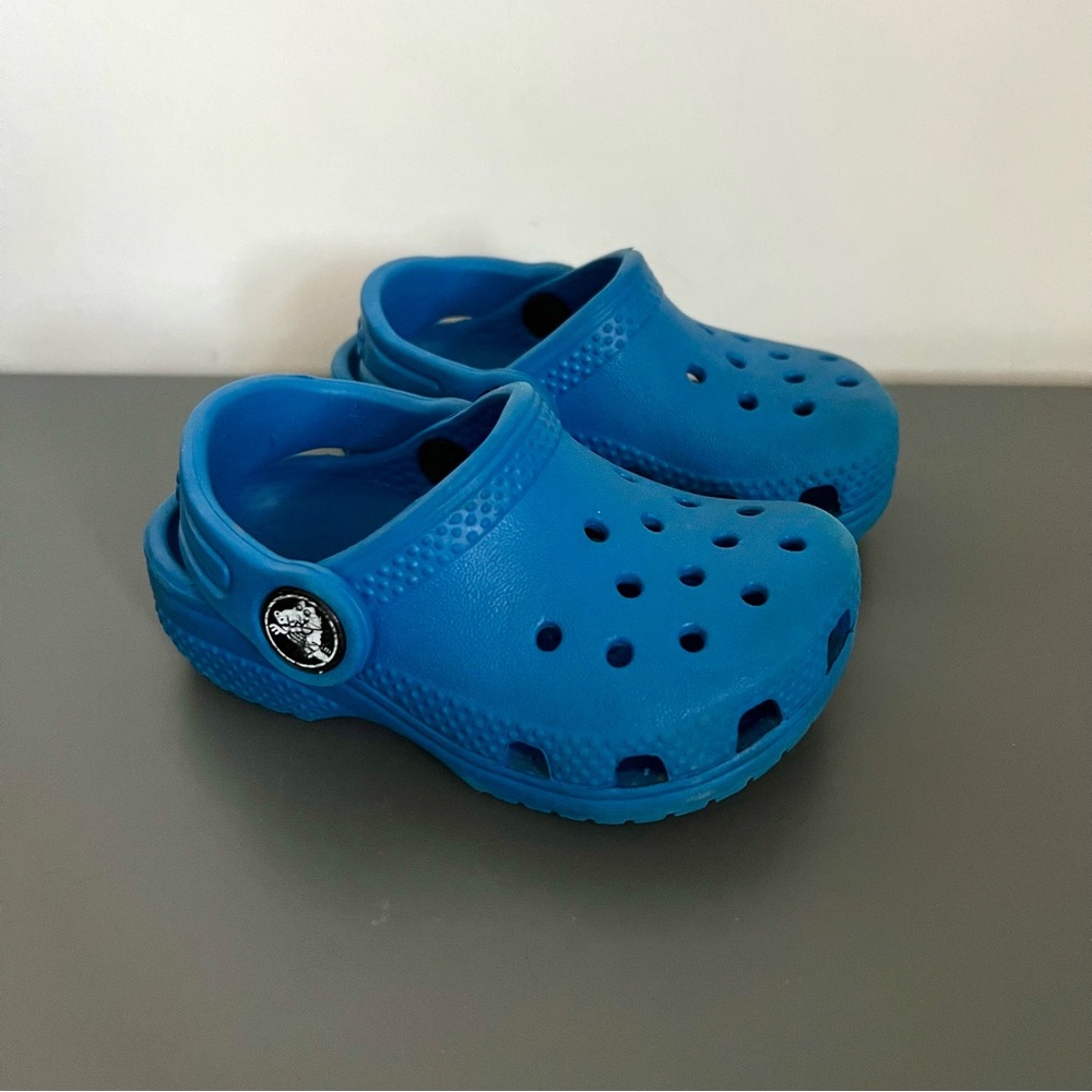 Toddler Classic Crocs bright royal blue C4